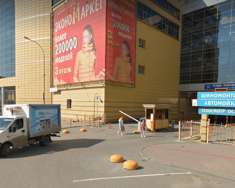 Парковка в бизнес-центре Высоцкий (Екатеринбург)